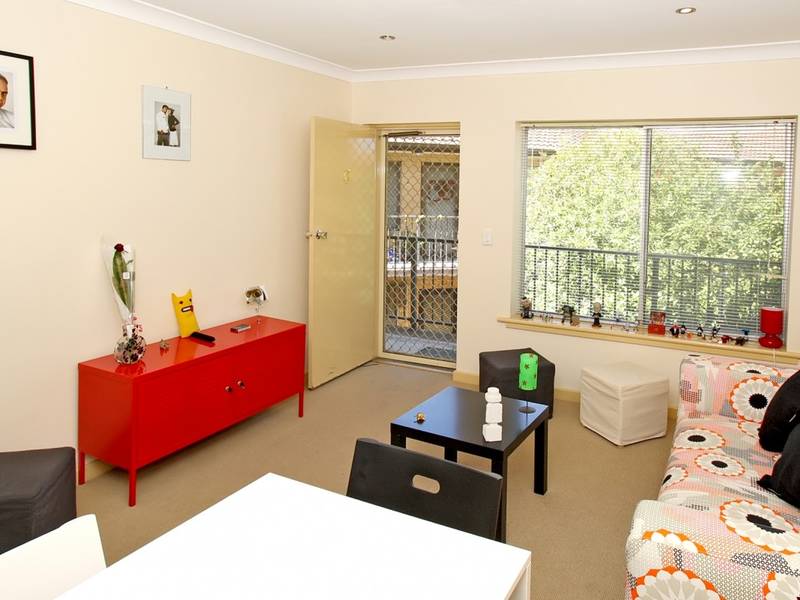 Trendy Unit In Convenient Location Picture 3