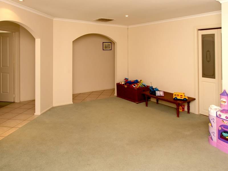 Tranquil and Stunning Golf Course Location Picture 3