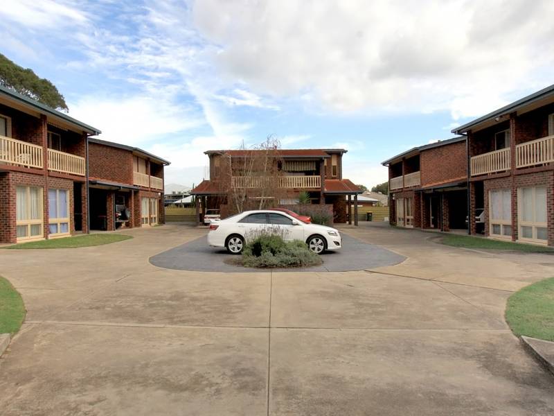 Terrific Townhouse in a Convenient Location Picture 2