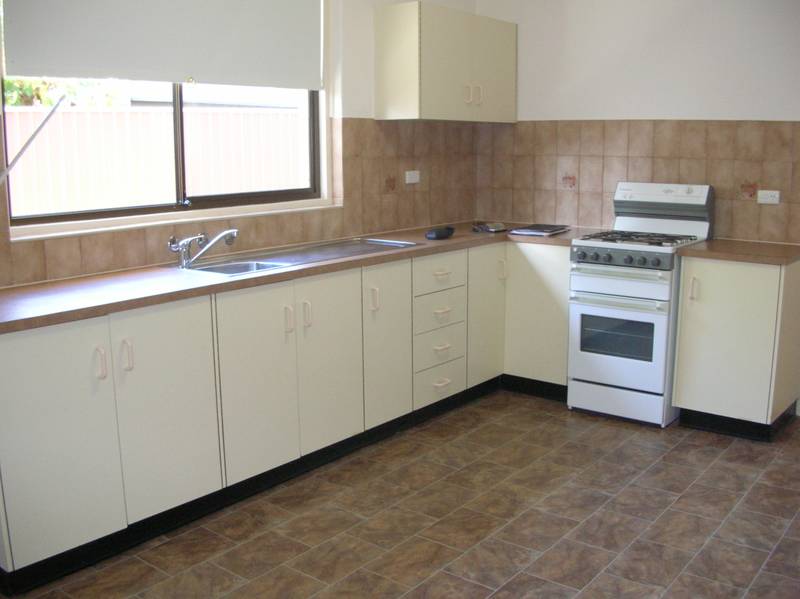 HALFWAY BETWEEN CITY AND GLENELG Picture 2