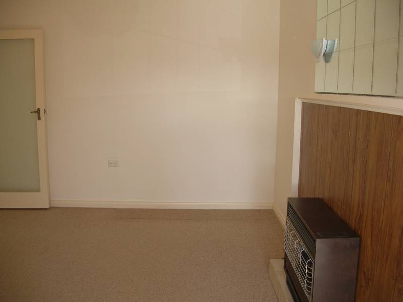 HALFWAY BETWEEN CITY AND GLENELG Picture 3