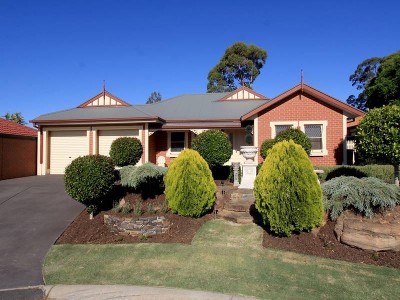 Stylish Home with Stunning Views Picture