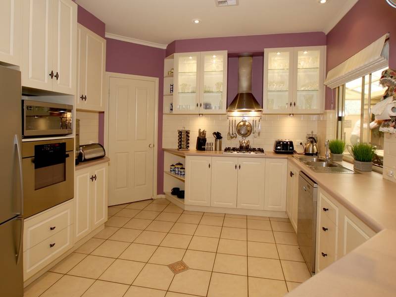 Stylish Home with Stunning Views Picture 2