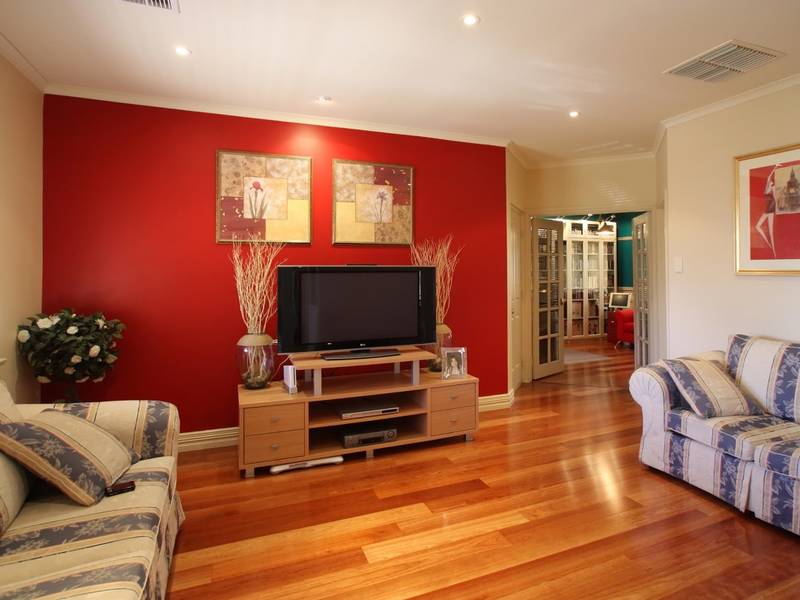 Stylish Home with Stunning Views Picture 3