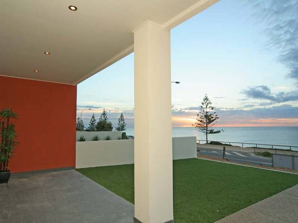 Designer Beachfront Home Picture 1