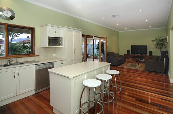 The Entertainer Picture 2