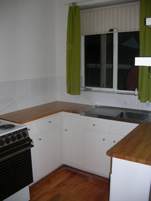 Partly Renovated 1 Bedroom Unit Picture 1