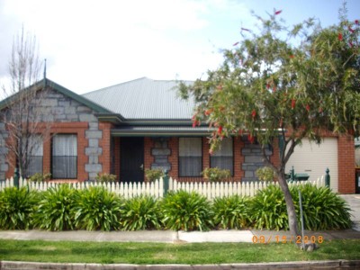 LOVELY COURTYARD HOME Picture