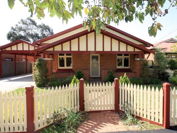 CHARACTER BUNGALOW RENOVATED & EXTENDED FOR ENTERTAINING & FAMILY LIVING Picture