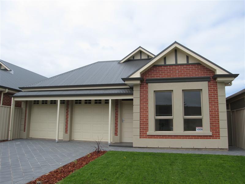 Luxury New Courtyard Living Picture 1