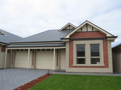 Luxury New Courtyard Living Picture