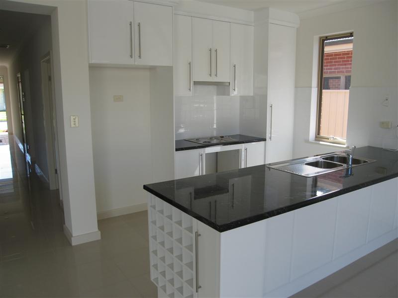 Luxury New Courtyard Living Picture 2