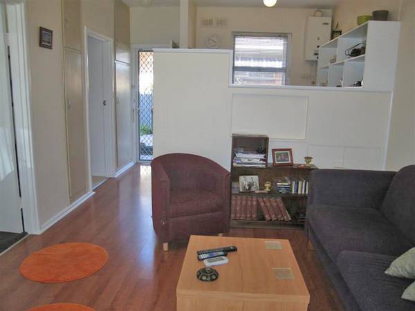 Trendy Pad - 5 Minutes Walk to Bus, Tram, Shops Picture