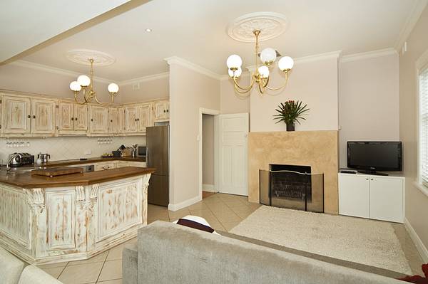 Stunning Courtyard Tudor Picture