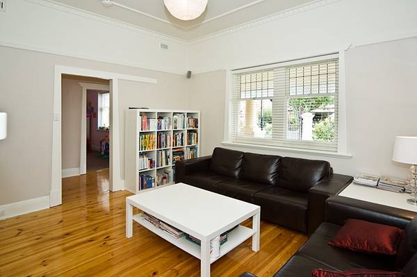 Stunning Courtyard Tudor Picture