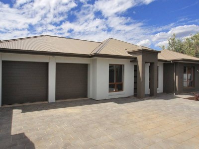 Brand New Independent Courtyard Living Picture