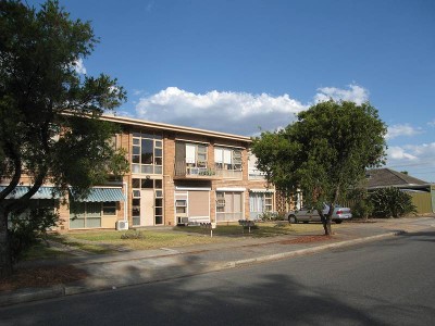 Trendy Pad! 5 Minutes Walk to Bus, Tram, Shops! Picture