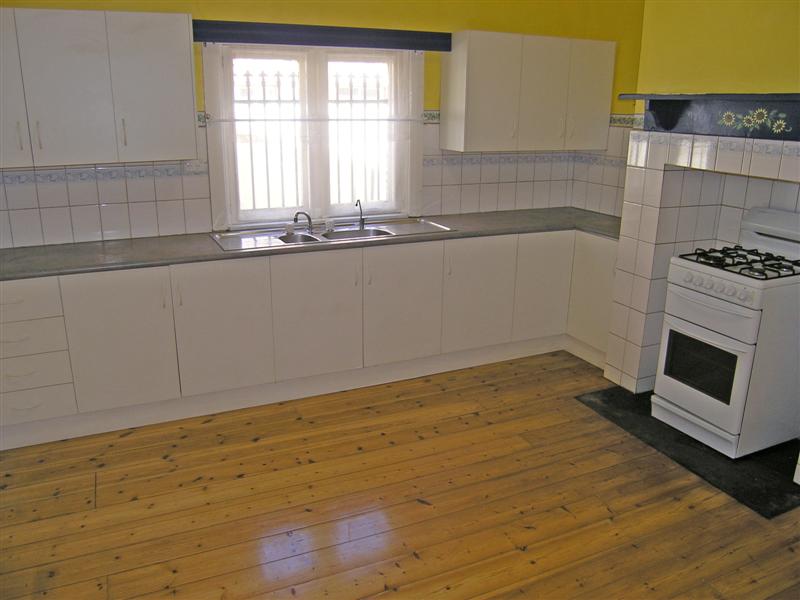 Ideal First Home ~ Near City Location Picture 2