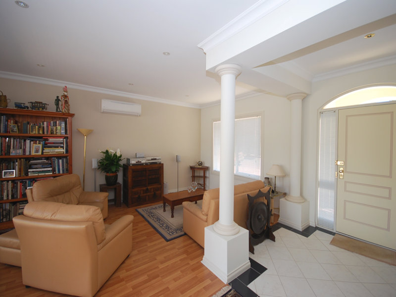 Near new low maintenance home Picture 3