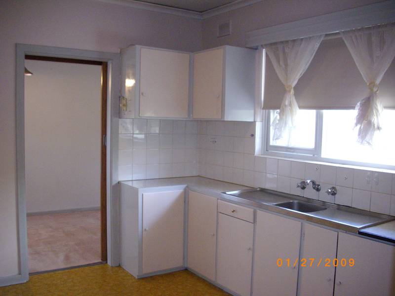 SPACIOUS 3 BEDROOM FAMILY HOME Picture 3