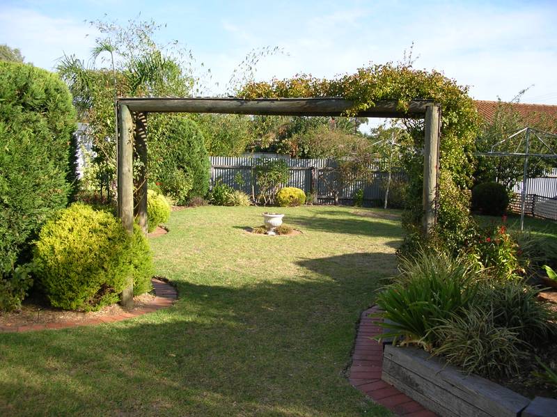 SET IN A LOVELY GARDEN SETTING Picture 3