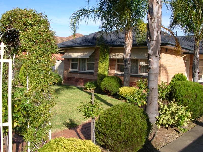 SET IN A LOVELY GARDEN SETTING Picture 2