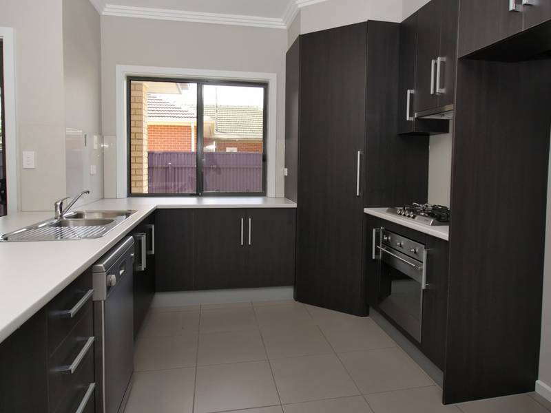 Luxury New Courtyard Living Picture 2