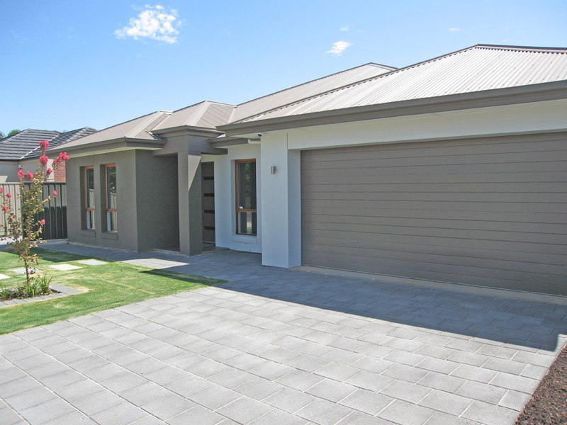 Luxury New Courtyard Living Picture 1