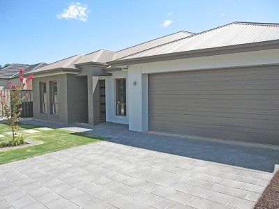 Luxury New Courtyard Living Picture