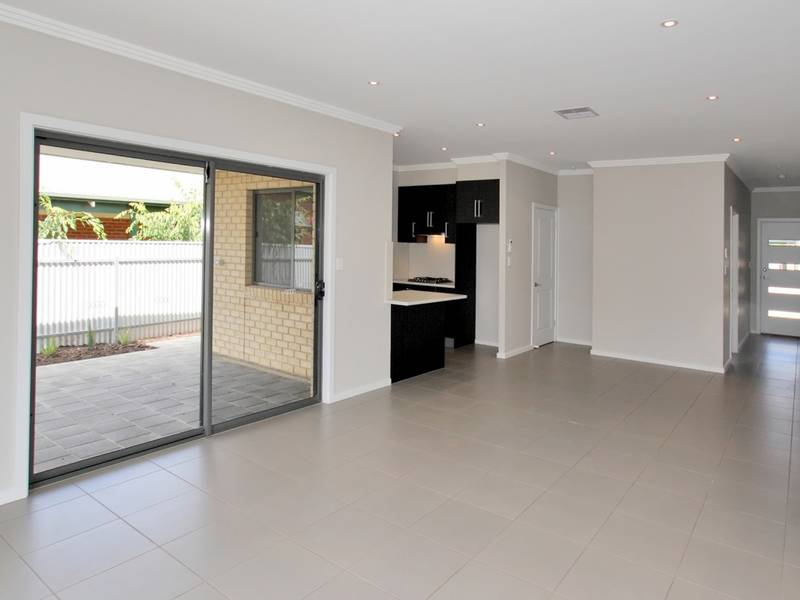 Luxury New Courtyard Living Picture 3