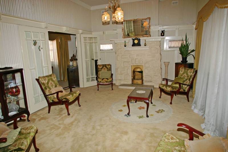 Classic Tudor Elegance Picture 2