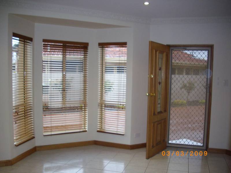 Two Bedroom Townhouse in Great Location Picture 3