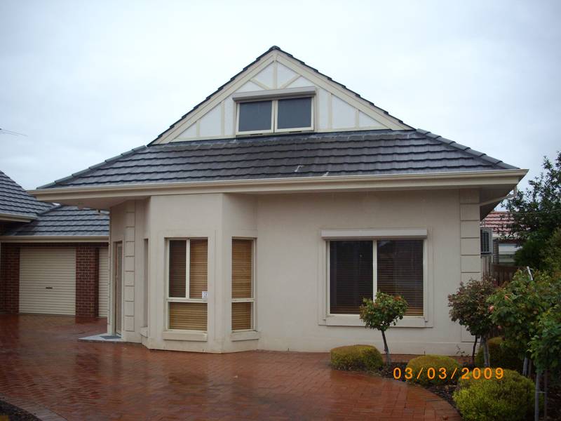 Two Bedroom Townhouse in Great Location Picture 1