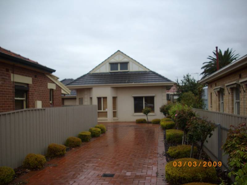 Two Bedroom Townhouse in Great Location Picture 2