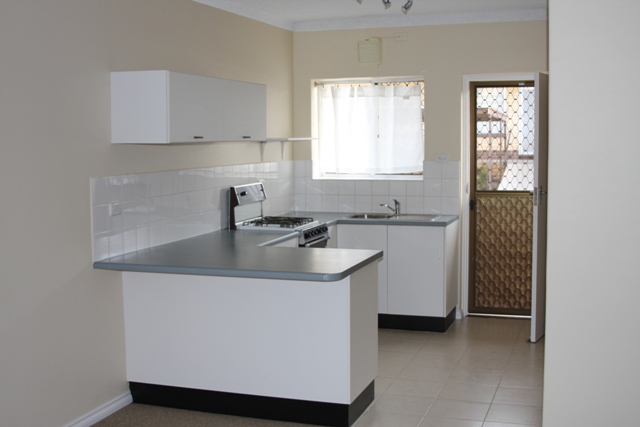 RENOVATED UNIT- FOOTSTEPS TO THE BEACH Picture 3