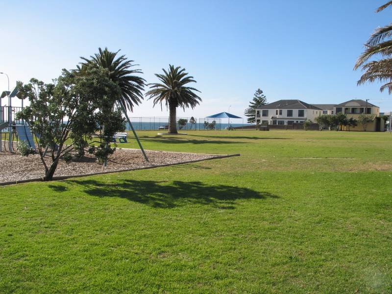 RENOVATED UNIT- FOOTSTEPS TO THE BEACH Picture 2