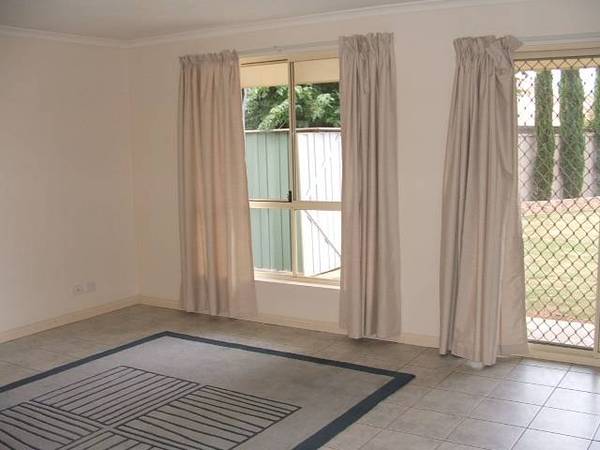 Recently re-painted courtyard home Picture 1