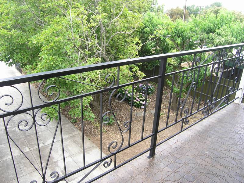 PLEASANT QUIET GARDEN SETTING Picture 3