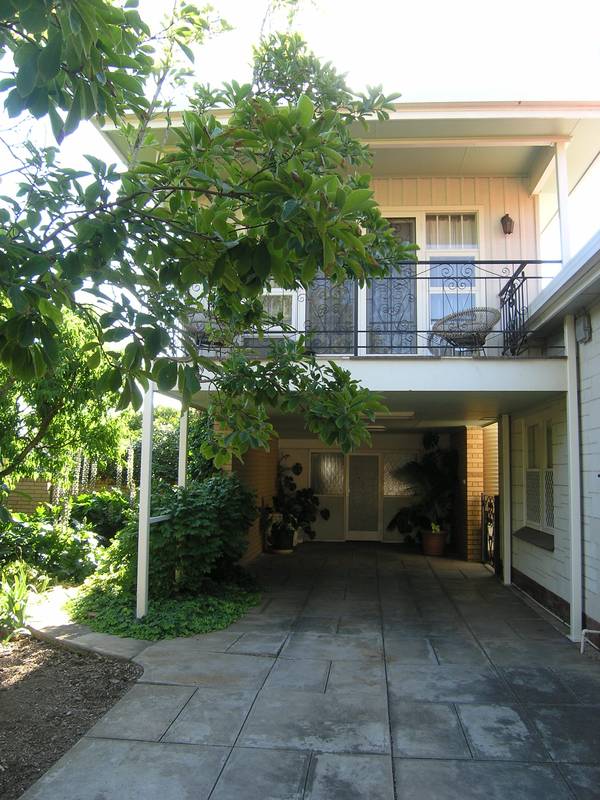 PLEASANT QUIET GARDEN SETTING Picture 1