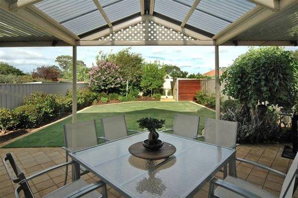 Contemporary Class with Family Appeal! Picture 2