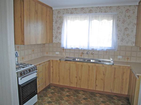 Neat Homette With Double Garage Picture 2