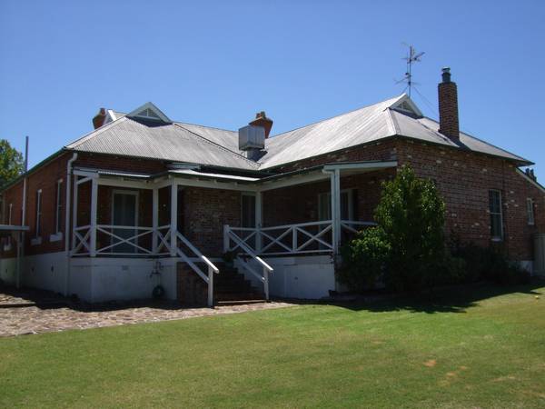 ELEGANT HOME IN QUIRINDI Picture 2