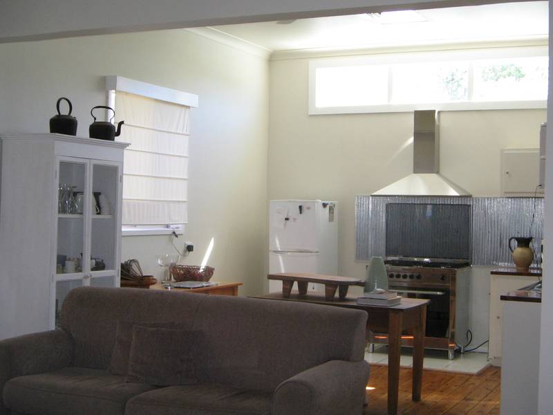 Renovated Cottage - Motivated Vendors. Picture 3