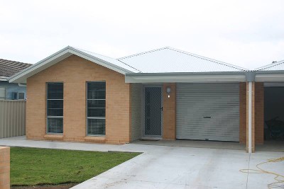 Near New Duplex Picture