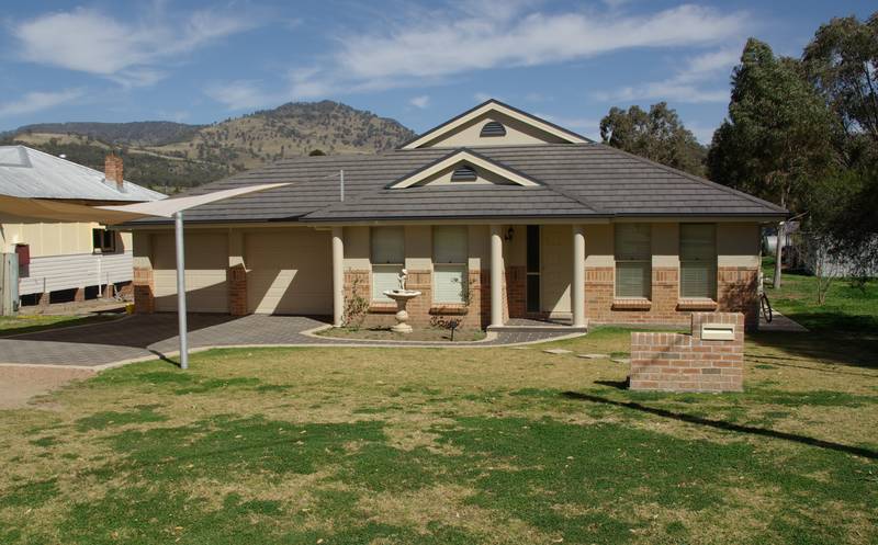 Near New Large Family Home Picture 1