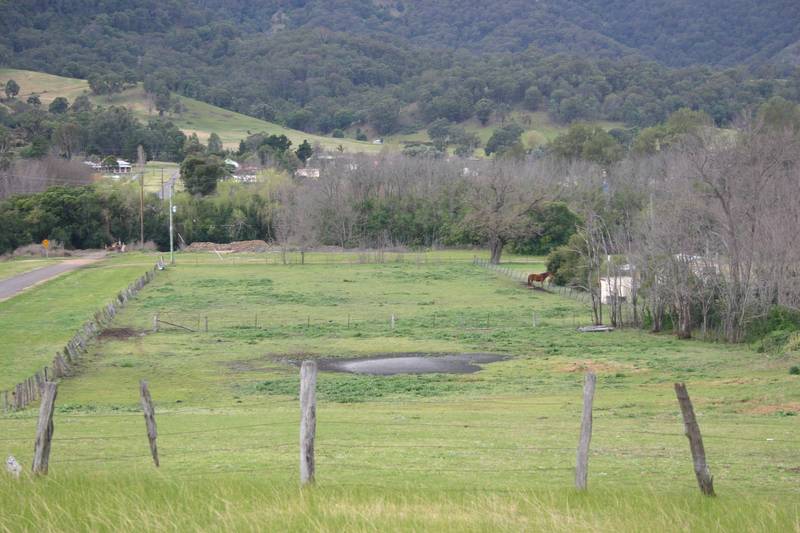 1 acre Block in Murrurundi - Fully Serviced. Picture 1