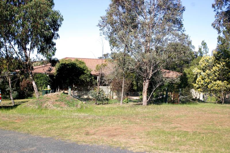 QUIET COUNTRY RETREAT ON 2 ACRES Picture 1