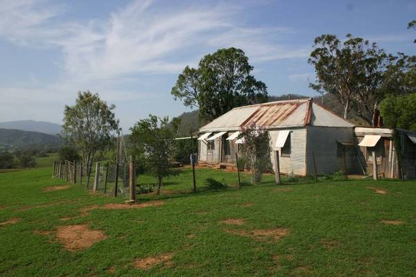 Water Views! Overlooking Lake Glenbawn Picture