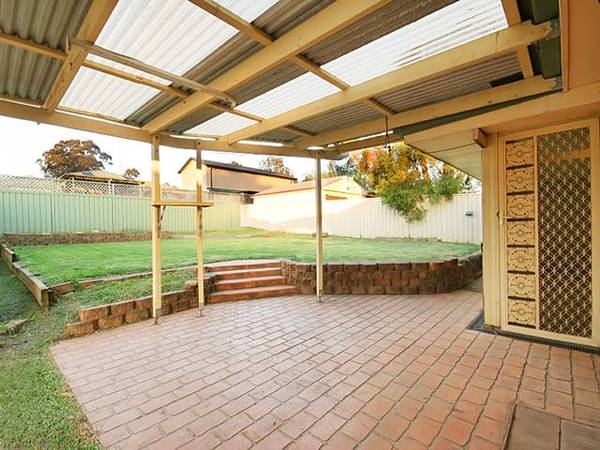 Huge Garage - Ducted Air Picture 3