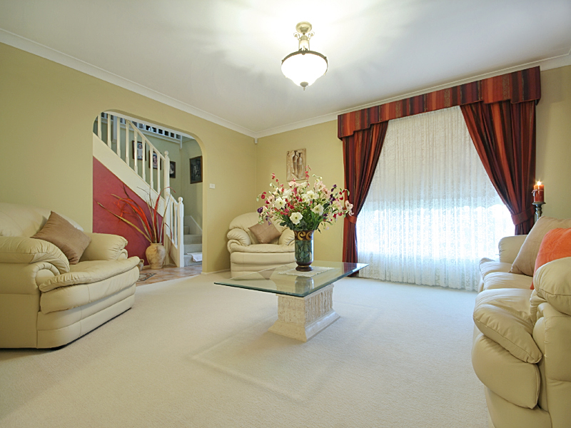 3 LARGE LIVING AREAS Picture 2